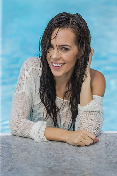 Bikini modell vid poolen — Stockfoto