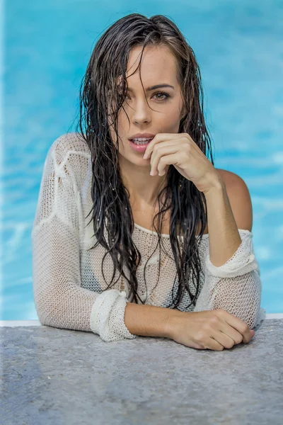 Bikini-Modell am Pool — Stockfoto