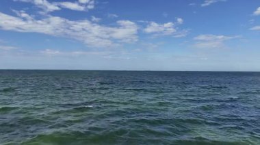 Yucatans Körfezi 'nin havadan görünüşü: yükselen güneşin altında parlayan yeşil ve turkuaz sular, şafak vakti nefes kesen doğal güzelliği ve sakin sahil ihtişamını gözler önüne seriyor..