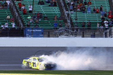 NASCAR Xfinity Serisi sürücüsü, BRANDON JONES (20), Kansas City, KS 'de Kansas Lotosu 300' ü kazandı..   
