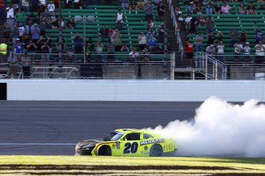 NASCAR Xfinity Serisi sürücüsü, BRANDON JONES (20), Kansas City, KS 'de Kansas Lotosu 300' ü kazandı..   