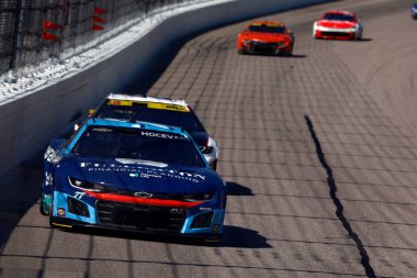 Portage 'dan CARSON HOCEVAR (77), MI, Kansas City' de ESPN BET tarafından sunulan Hollywood Casino 400 için pozisyon mücadelesi veriyor..