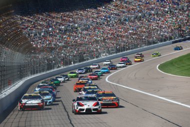 Chesterfield 'den DENNY HAMLIN (11), Hollywood Kumarhanesi için VA mücadelesi 400 ESPN BET tarafından Kansas City, KS.