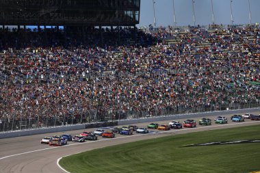 Chesterfield 'den DENNY HAMLIN (11), Hollywood Kumarhanesi için VA mücadelesi 400 ESPN BET tarafından Kansas City, KS.