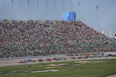 Chesterfield 'den DENNY HAMLIN (11), Hollywood Kumarhanesi için VA mücadelesi 400 ESPN BET tarafından Kansas City, KS.