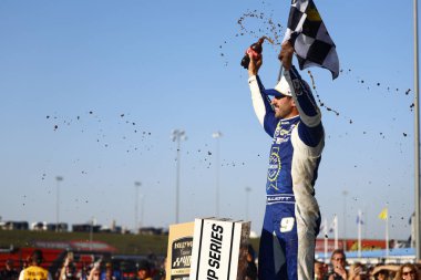 NASCAR CUP Serisi sürücüsü, Dawsonville, GA 'dan CHASE ELLIOTT (9), Kansas City' deki Kansas Speedway 'de ESPN BET tarafından sunulan Hollywood Casino 400' ü kazandı.. 