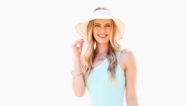 Genç, güzel, sarışın bir kadın kasabayı geziyor, büyüleyici yerel dükkanlara göz atıyor. Neşeli manzaranın, sıcak güneşin ve mükemmel havanın tadını çıkarıyor. Rahat ve neşeli bir günün tadını çıkarıyor.