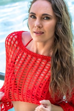 Çarpıcı sarışın bir kadın, Meksika tatilinde neşeli pozlar veriyor. Güzelliği, sıcak güneş ve nefes kesici manzarayla gelişiyor. Kaygısız bir ruh yayıyor, neşeli bayram havasını kucaklıyor..