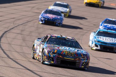 Monterrey, Meksika 'dan (MEX) DANIEL SUAREZ (99), AVONDALE AZ' de Phoenix Hipodromu 'nda düzenlenen NASCAR Kupa Serisi Şampiyonası sırasında dönüşlerde yarışır..