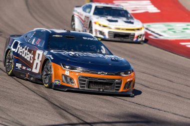 Las Vegas 'tan KYLE BUSCH (8), AVONDALE' deki Phoenix Pisti 'nde düzenlenen NASCAR Kupası Serisi Şampiyonası sırasında NV virajlarda yarışır..