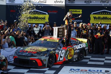 NASCAR Cup Serisi pilotu, Mitchell, In 'den CHASE BRISCOE (19), Lincoln, AL' deki Talladega Superspeedway 'de YellaWood 500' ü kazandı.. 