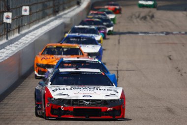 Rochester Hills 'ten BRAD KESELOWSKI (6), MI Loudon, NH' deki Mobil 1301 sırasında 4. virajdan dönüyor..