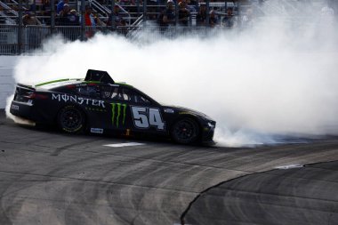 TY GIBBS (54) of Charlotte, NC enkazı Loudon, NH 'deki Mobil 1301 sırasında dördüncü viraj dönemecinde..