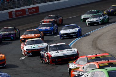 Rochester Hills 'ten BRAD KESELOWSKI (6), MI Loudon, NH' deki Mobil 1301 sırasında 4. virajdan dönüyor..