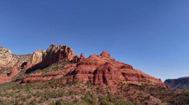 Yukarıdan, Sedona 'nın çarpıcı kırmızı kumtaşı oluşumları güneş ışığı altında parlayan manzaraya hükmediyor. Şehir Coconino Ulusal Ormanı 'nın içine yerleşmiştir. Etrafı çarpıcı çöl arazileri ve yürüyüş yollarıyla çevrilidir..