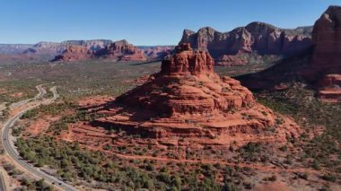 Yukarıdan, Sedona 'nın çarpıcı kırmızı kumtaşı oluşumları güneş ışığı altında parlayan manzaraya hükmediyor. Şehir Coconino Ulusal Ormanı 'nın içine yerleşmiştir. Etrafı çarpıcı çöl arazileri ve yürüyüş yollarıyla çevrilidir..