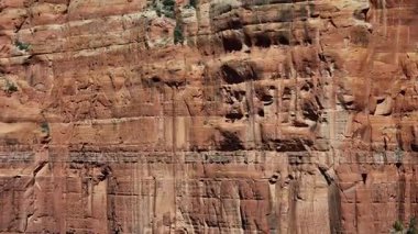 Yukarıdan, Sedona 'nın çarpıcı kırmızı kumtaşı oluşumları güneş ışığı altında parlayan manzaraya hükmediyor. Şehir Coconino Ulusal Ormanı 'nın içine yerleşmiştir. Etrafı çarpıcı çöl arazileri ve yürüyüş yollarıyla çevrilidir..