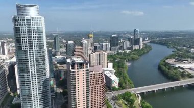 Austin, Teksas 'ın havadan görünüşü: hareketli bir şehir, yuvarlanan tepeler, parıldayan göller ve Colorado Nehri ile çevrelenmiş. Şehir merkezleri Texas Hill Country 'de yeşillik, müzik ve yenilikler arasında yükseliyor..