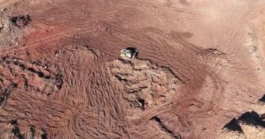 Buldozerler ve kazıcıların toprağı temizlediği, enkaz taşıyan kamyonların ve gelecekteki büyük depo yapılarının ana hatlarını belirleyen işaretli temellerin bulunduğu uçsuz bucaksız bir inşaat alanının havadan görüntüsü..