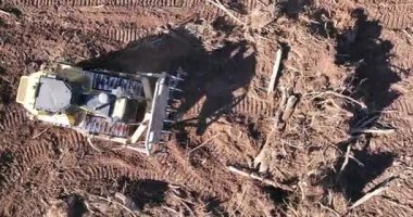 Buldozerler ve kazıcıların toprağı temizlediği, enkaz taşıyan kamyonların ve gelecekteki büyük depo yapılarının ana hatlarını belirleyen işaretli temellerin bulunduğu uçsuz bucaksız bir inşaat alanının havadan görüntüsü..