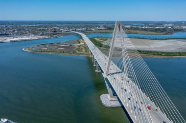Arthur Ravenel Jr. Köprüsü 'nün nefes kesen hava manzarası Cooper Nehri boyunca uzanır, Charleston' ı Mount Pleasant 'a bağlar, zarif kablo dizaynını ve görkemli deniz manzarasını gösterir..
