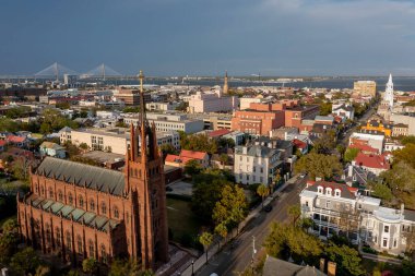 Charleston, Güney Carolina 'nın çarpıcı hava manzarası renkli tarihi evleri, kaldırım taşlı caddeleri ve bereketli ağaçlar ve parıldayan sahil ışığı tarafından çerçevelenmiş deniz manzarasını gözler önüne seriyor..