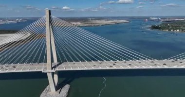 Cooper Nehri 'ni kaplayan Arthur Ravenel Jr. Köprüsünün hava aracı görüntüsü Charleston' ı açık gökyüzünün altında Mount Pleasant 'a bağlayan kablo dizaynını gösteriyor..