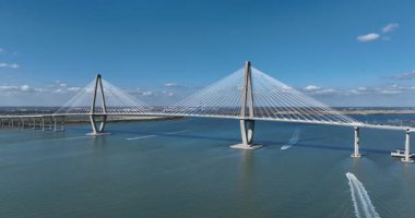 Cooper Nehri 'ni kaplayan Arthur Ravenel Jr. Köprüsünün hava aracı görüntüsü Charleston' ı açık gökyüzünün altında Mount Pleasant 'a bağlayan kablo dizaynını gösteriyor..