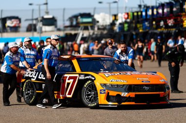 Prosper 'dan CHRIS BUESCHER (17), TX, Avondale, AZ' deki NASCAR Kupa Serisi Şampiyonası 'na katılmaya hazırlanıyor..