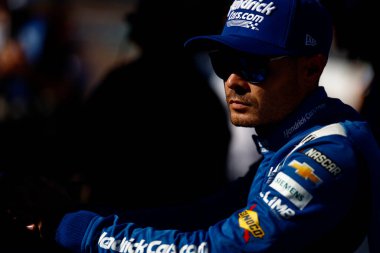 Elk Grove, CA 'dan KYLE LARSON (5), Avondale, AZ' deki NASCAR Kupa Serisi Şampiyonası 'na katılmaya hazırlanıyor..