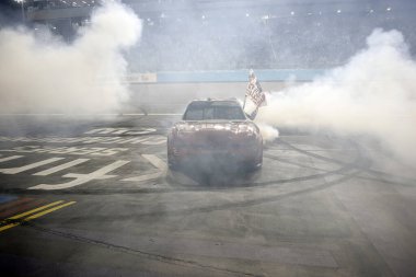 JESSE Love (2) Avondale, AZ 'de NASCAR Xfinity Serisi Şampiyonasını kazandı.