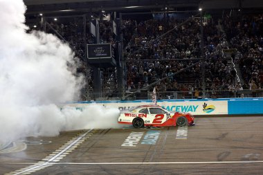 JESSE Love (2) Avondale, AZ 'de NASCAR Xfinity Serisi Şampiyonasını kazandı.