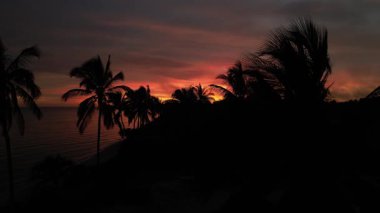 Meksika Körfezi yakınlarındaki Sinanche, Yucatan 'da güneşin doğuşunu görüntüleyen bir hava aracı, sakin, yansıtıcı suların üzerinde süzülüyor. Sabah erken saatlerde gökyüzüne yayılan yumuşak ve ılık renklerle parlayan bir hava aracı..