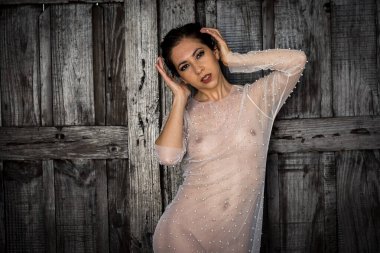 Esmer İspanyol iç çamaşırı modeli güneşli Cortijo alanlarında cazibesini sergiliyor. Güzelliği İspanyol ambiyansıyla uyumlu..