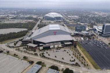 Arlington 'daki Globe Life Field' ın havadan görünüşü, selefinin yanında Teksas Rangers 'ın ikonik evi olarak duran gösterişli geri çekilebilir çatısını ve modern tasarımını sergiliyor..