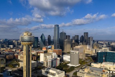 Dallas 'ın havadan görünüşü, ikonik silueti, geniş otoyolları ve genişleyen banliyöleriyle geniş, canlı bir metropolü gösteriyor. DFW bölgesini sanayi, ulaşım ve kültürün büyük bir iç merkezi olarak vurguluyor..