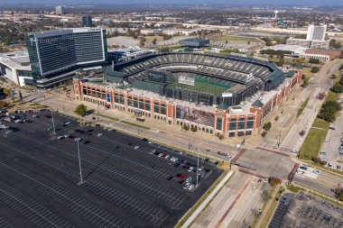 Arlington, Teksas 'taki Choctaw Stadyumu, çok amaçlı tasarımı, tarihi beyzbol mirası ve futbol, futbol ve büyük etkinliklere ev sahipliği yapan güncel rolü ile hava görüntülenir..