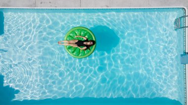 Muhteşem bir esmer bikini modeli Karayipler 'de bir havuz kenarında güneşleniyor ve nazik Tradewind' leri emiyor. Altın tenini mükemmelleştirirken sıcaklığın, huzurun ve tropikal titreşimlerin tadını çıkarıyor..