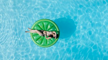 Muhteşem bir esmer bikini modeli Karayipler 'de bir havuz kenarında güneşleniyor ve nazik Tradewind' leri emiyor. Altın tenini mükemmelleştirirken sıcaklığın, huzurun ve tropikal titreşimlerin tadını çıkarıyor..