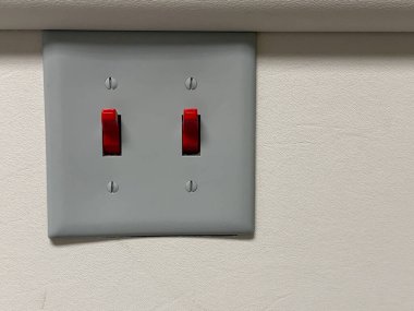 Ameliyat masası, ameliyat ışıkları, izleme cihazları ve klinik ortamda etkili ve güvenli işlemler için düzenlenmiş steril aletleri olan temiz, modern bir ayakta tedavi odası..