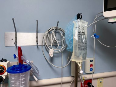 Ameliyat masası, ameliyat ışıkları, izleme cihazları ve klinik ortamda etkili ve güvenli işlemler için düzenlenmiş steril aletleri olan temiz, modern bir ayakta tedavi odası..