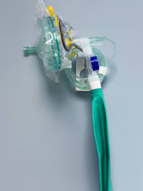 Ameliyat masası, ameliyat ışıkları, izleme cihazları ve klinik ortamda etkili ve güvenli işlemler için düzenlenmiş steril aletleri olan temiz, modern bir ayakta tedavi odası..