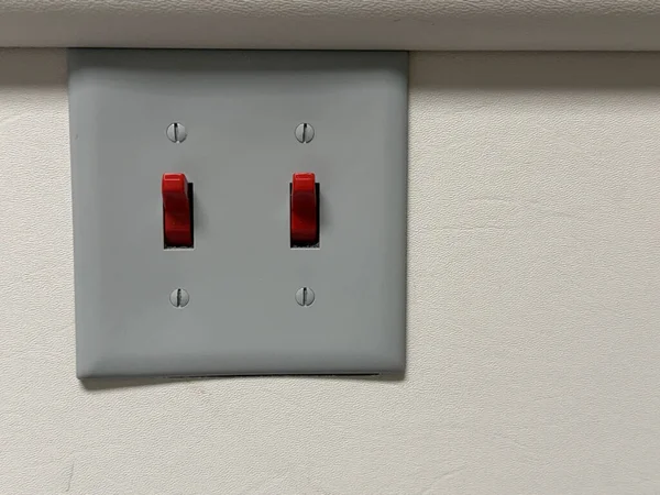 Ameliyat masası, ameliyat ışıkları, izleme cihazları ve klinik ortamda etkili ve güvenli işlemler için düzenlenmiş steril aletleri olan temiz, modern bir ayakta tedavi odası..