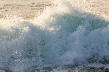 Uçsuz bucaksız okyanus güçle dalgalanırken dalgalar Kaliforniya 'nın engebeli kayalarına çarpar. Sis havaya yükselir, ham enerjiyi sadece denizin sunabileceği derin ve sakinleştirici bir dinginlikle harmanlar..