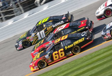 Daytona Beach, FL USA - 13 Şubat 2010: Steve Wallace, Michael Annett ve Jason Leffler, Daytona Beach, FL 'deki Daytona International Speedway' de yapılan Drive4COPD 300 yarışı sırasında ön sırayı üç kez aldı..