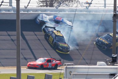 Daytona Beach, FL USA - 19 Şubat 2011: Ricky Stenhouse, Jr. (6), Kenny Wallace (09), Elliott Sadler (2) ve Michael Annett (62) Daytona, Fl International Speedway 'deki DRIVE4COPD 300 yarışı sırasında kaza geçirdiler.