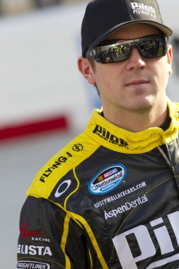 Bristol, TN USA - 19 Mart 2011: Michael Annett (62) Bristol, TN 'deki Bristol Motor Speedway' deki Scotts EZ Seed 300 yarışına katılmaya hazırlanıyor.