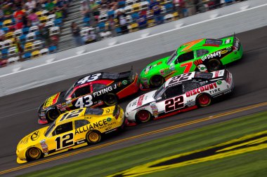 Daytona Beach, FL USA - 25 Şubat 2012: Sam Hornish, Jr. (12), Michael Annett (43), Brad Keselowski (22) ve Danica Patrick (7) Daytona Uluslararası Yarış Pisti Daytona Beach, FL.