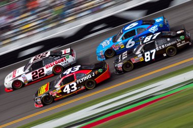 Daytona Beach, FL USA - 25 Şubat 2012: Brad Keselowski (22), Michael Annett (43), Ricky Stenhouse, Jr. (6), Joe Nemechek (87) Daytona Uluslararası Yarış Pisti Daytona Beach, FL.