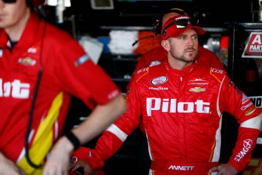 Dover, Delaware USA - 29 Eylül 2017: Michael Annett (5) antrenman sırasında garajda takılıyor. Dover, Delaware 'deki Dover Uluslararası Yarış Pistinde Ayık 200 kişi.